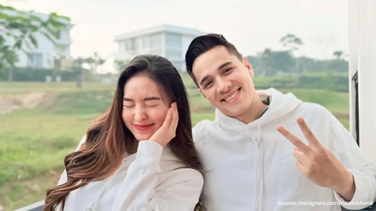Rionaldo Stockhorst dan Natasha Wilona Pakai Jaket Couple Pemberian Fans Sinetron Ketika Cinta Memanggilmu